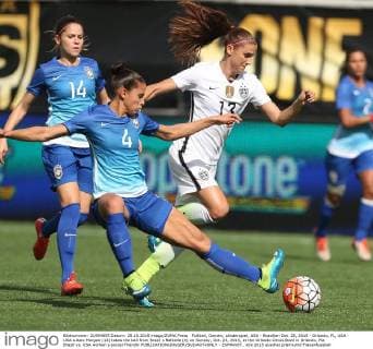 Fußball, Damen, Länderspiel, USA - Brasilien Oct. 25, 2015 - Orlando, FL, USA - USA s Alex Morgan (13) takes the ball from Brazil s Rafaelle (4) on Sunday, Oct. 25, 2015, at the Orlando Citrus Bowl in Orlando, Fla. Brazil vs. USA women s soccer friendly - ZUMAm67_