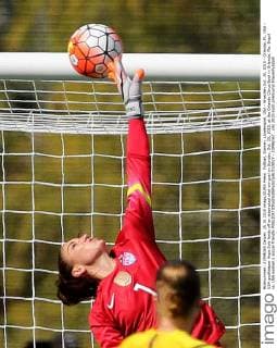 Fußball, Damen, Länderspiel, USA - Brasilien Oct. 25, 2015 - Orlando, FL, USA - USA goalkeeper Hope Solo fends off an attempted shot-on-goal on Sunday, Oct. 25, 2015, at the Orlando Citrus Bowl in Orlando, Fla. Brazil vs. USA women s soccer friendly - ZUMAm67_