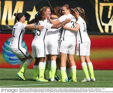 Fußball, Damen, Länderspiel, USA - Brasilien Oct. 25, 2015 - Orlando, FL, USA - The USA women s team celebrates after an Alex Morgan goal during their exhibition game against Brazil on Sunday, Oct. 25, 2015, at the Orlando Citrus Bowl in Orlando, Fla. Brazil vs. USA women s soccer friendly - ZUMAm67_