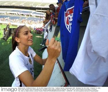 Fußball, Damen, Länderspiel, USA - Brasilien Oct. 25, 2015 - Orlando, FL, USA - USA s Alex Morgan signs autographs their exhibition game against Brazil on Sunday, Oct. 25, 2015, at the Orlando Citrus Bowl in Orlando, Fla. USA vs. Brazil women s soccer friendly - ZUMAm67_