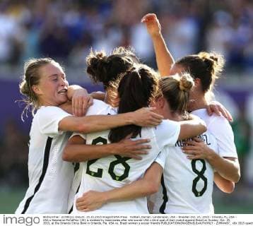 Fußball, Damen, Länderspiel, USA - Brasilien Oct. 25, 2015 - Orlando, FL, USA - USA s Stephanie McCaffrey (28) is mobbed by teammates after she scored USA s third goal of their match against Brazil on Sunday, Oct. 25, 2015, at the Orlando Citrus Bowl in Orlando, Fla. USA vs. Brazil women s soccer friendly - ZUMAm67_