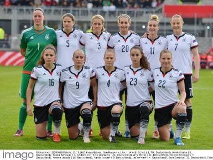Sandhausen v.o.l.n.r.: Almuth Schult ( 1, TW, Deutschland), Annike Krahn ( 5, Deutschland), Saskia Bartusiak ( 3, Deutschland), Lena Goessling ( 20, Deutschland), Anja Mittag ( 11, Deutschland), Melanie Behringer ( 7, Deutschland), Melanie Leupolz ( 16, Deutschland), Mandy Islacker ( 9, Deutschland), Leonie Maier ( 4, Deutschland), Sara Daebritz ( 23, Deutschland), Tabea Kemme ( 22, Deutschland) Deutschland - , Frauenfussball, EM Qualifikation, 25.10.2015, EP_CDN