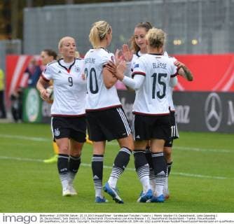 Sandhausen Torjubel Jubel v.l. Mandy Islacker ( 9, Deutschland), Lena Goessling ( 20, Deutschland), Sara Daebritz ( 23, Deutschland) (Torschuetze) und Anna Blaesse ( 15, Deutschland) Deutschland - Tuerkei, Frauenfussball, EM Qualifikation, 25.10.2015, Copyright: Deutzmann Eibner-Pressefoto EP_CDN