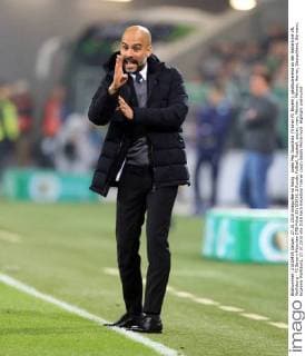 Josep Pep Guardiola (Trainer FC Bayern), gestikulierend an der Seitenlinie VfL Wolfsburg - FC Bayern München DFB-Pokal 2015 2016, 2.Runde, Fußball, Fussball, soccer, men, Männer, Männer, Herren, Deutschland, Germany, Ergebnis Wolfsburg, 27.10.2015