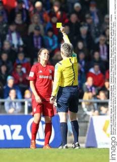 Frankfurt vl. Melanie Leupolz (Muenchen) bekommt die gelbe Karte von Christine Baitinger (Schiedsrichter, Schiedsrichterin, Schiri, Referee, Unparteiische) 1. FFC Frankfurt - FC Bayern Muenchen, Fussball, Frauen, Damen, Allianz Frauen-Bundesliga, Spieltag7, 01.11.2015 Copyright: Horn xEibner-Pressefoto EP_bhorn