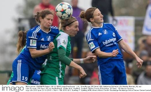 v.li.: Nina Burger (SC Sand, 19), Katharina Schiechtl (SV Werder Bremen, 9) und Julia Zirnstein (SC Sand, 08) im Kopfballduell, header duel, Kopfball, Fussball, Allianz Frauen-Bundesliga, SC Sand - SV Werder Bremen, xdgx