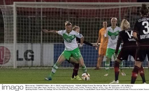 Fußball, Allianz Frauen Bundesliga, Bayer 04 Leverkusen - VfL Wolfsburg; Alexandra Popp (Alex Popp, Wolfsburg, 11) Zweikampf, Duell, duell, tackle, Tackling, Aktion, action. xtgx