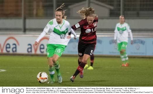 Fußball, Allianz Frauen Bundesliga, Bayer 04 Leverkusen - VfL Wolfsburg; v.l. Caroline Graham Hansen (Wolfsburg, 26) gegen Marisa Henrike Ewers (Leverkusen, 5) Zweikampf, Duell, duell, tackle, Tackling, Aktion, action. xtgx