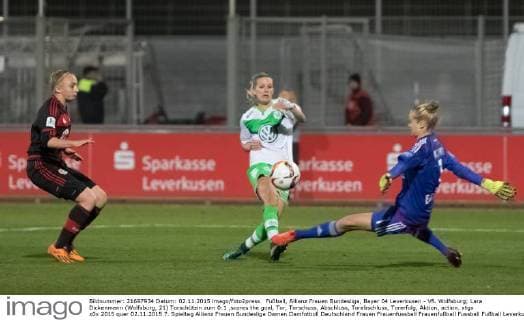 Fußball, Allianz Frauen Bundesliga, Bayer 04 Leverkusen - VfL Wolfsburg; Lara Dickenmann (Wolfsburg, 21) Torschützin zum 0:1 ,scores the goal, Tor, Torschuss, Abschluss, Torabschluss, Torerfolg, Aktion, action. xtgx