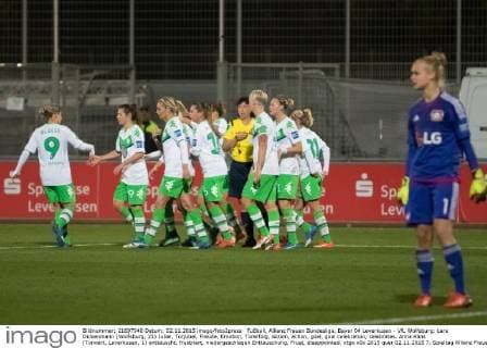 Fußball, Allianz Frauen Bundesliga, Bayer 04 Leverkusen - VfL Wolfsburg; Lara Dickenmann (Wolfsburg, 21) Jubel, Torjubel, Freude, Emotion, Torerfolg, Aktion, action, goal, goal celebration, celebrates. Anna Klink (Torwart, Leverkusen, 1) enttäuscht, frustriert, niedergeschlagen Enttäuschung, Frust, disappointed. xtgx