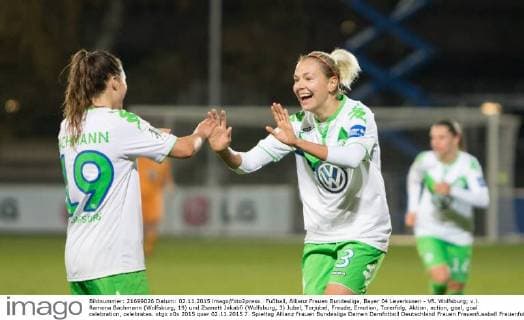 Fußball, Allianz Frauen Bundesliga, Bayer 04 Leverkusen - VfL Wolfsburg; v.l. Ramona Bachmann (Wolfsburg, 19) und Zsanett Jakabfi (Wolfsburg, 3) Jubel, Torjubel, Freude, Emotion, Torerfolg, Aktion, action, goal, goal celebration, celebrates. xtgx