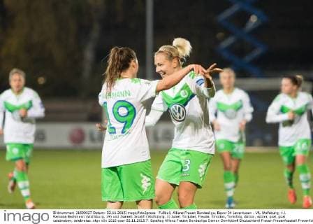 Fußball, Allianz Frauen Bundesliga, Bayer 04 Leverkusen - VfL Wolfsburg; v.l. Ramona Bachmann (Wolfsburg, 19) und Zsanett Jakabfi (Wolfsburg, 3) Jubel, Torjubel, Freude, Emotion, Torerfolg, Aktion, action, goal, goal celebration, celebrates. xtgx
