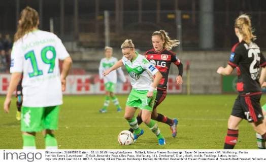 Fußball, Allianz Frauen Bundesliga, Bayer 04 Leverkusen - VfL Wolfsburg; Marisa Henrike Ewers (Leverkusen, 5) foult Alexandra Popp (Alex Popp, Wolfsburg, 11), Zweikampf, Duell, duell, tackle, Tackling, Aktion, action. xtgx
