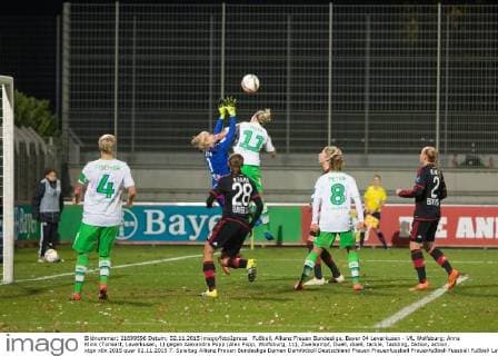 Fußball, Allianz Frauen Bundesliga, Bayer 04 Leverkusen - VfL Wolfsburg; Anna Klink (Torwart, Leverkusen, 1) gegen Alexandra Popp (Alex Popp, Wolfsburg, 11), Zweikampf, Duell, duell, tackle, Tackling, Aktion, action. xtgx