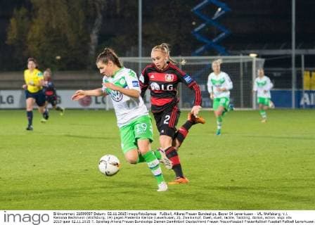 Fußball, Allianz Frauen Bundesliga, Bayer 04 Leverkusen - VfL Wolfsburg; v.l. Ramona Bachmann (Wolfsburg, 19) gegen Frederike Kempe (Leverkusen, 2), Zweikampf, Duell, duell, tackle, Tackling, Aktion, action. xtgx