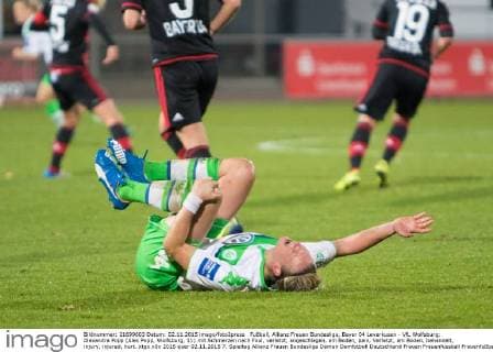 Fußball, Allianz Frauen Bundesliga, Bayer 04 Leverkusen - VfL Wolfsburg; Alexandra Popp (Alex Popp, Wolfsburg, 11) mit Schmerzen nach Foul, verletzt, angeschlagen, am Boden, pain, Verletzt, am Boden, behandelt, injury, injured, hurt. xtgx
