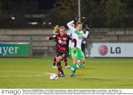Fußball, Allianz Frauen Bundesliga, Bayer 04 Leverkusen - VfL Wolfsburg; v.l. Marisa Henrike Ewers (Leverkusen, 5) gegen Vanessa Bernauer (Wolfsburg, 18) Zweikampf, Duell, duell, tackle, Tackling, Aktion, action. xtgx
