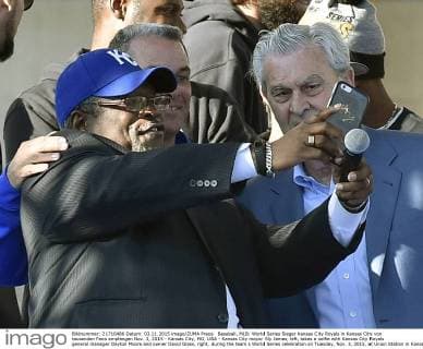 Baseball, MLB: World Series Sieger Kansas City Royals in Kansas City von tausenden Fans empfangen Nov. 3, 2015 - Kansas City, MO, USA - Kansas City mayor Sly James, left, takes a selfie with Kansas City Royals general manager Dayton Moore and owner David Glass, right, during the team s World Series celebration on Tuesday, Nov. 3, 2015, at Union Station in Kansas City, Mo. ‘Greatest teamâ€⠢ in Royals history saluted by thousands during World Series parade, rally - ZUMAm67_