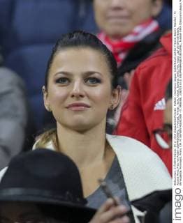 Fußball, Champions League, Spielerfrauen auf der Tribüne, Bayern München - FC Arsenal Anna, Frau von Robert LEWANDOWSKI, 9 Portrait, Porträt , lacht, lächelt, lachend, smile, froh, happy , auf der Ehrentribuene, Ehrengaeste, Prominenz, Promi, VIP, FC BAYERN MUENCHEN - FC ARSENAL LONDON (5-1) GRUPPENPHASE RUECKSPIEL, Fussball UEFA Champions League, Muenchen, 04.11.2015 CL Saison 2015 2016, FCB, Muenchen
