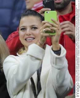 Fußball, Champions League, Spielerfrauen auf der Tribüne, Bayern München - FC Arsenal Anna, Frau von Robert LEWANDOWSKI, 9 telefoniert mit dem Handy, fotografiert, iphone apple auf der Ehrentribuene, Ehrengaeste, Prominenz, Promi, VIP, FC BAYERN MUENCHEN - FC ARSENAL LONDON (5-1) GRUPPENPHASE RUECKSPIEL, Fussball UEFA Champions League, Muenchen, 04.11.2015 CL Saison 2015 2016, FCB, Muenchen