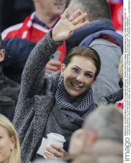Fußball, Champions League, Spielerfrauen auf der Tribüne, Bayern München - FC Arsenal Lisa, Ehefrau von Thomas Mueller, Portrait, Porträt auf der Ehrentribuene, Ehrengaeste, Prominenz, Promi, VIP, winkt, gestikuliert und gibt Anweisungen, Aktion, Einzelbild, Gestik, Geste, Handbewegung, zeigen, deuten FC BAYERN MUENCHEN - FC ARSENAL LONDON (5-1) GRUPPENPHASE RUECKSPIEL, Fussball UEFA Champions League, Muenchen, 04.11.2015 CL Saison 2015 2016, FCB, Muenchen