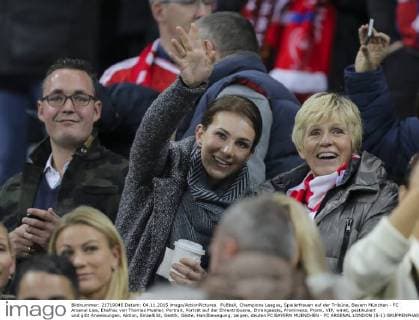 Fußball, Champions League, Spielerfrauen auf der Tribüne, Bayern München - FC Arsenal Lisa, Ehefrau von Thomas Mueller, Portrait, Porträt auf der Ehrentribuene, Ehrengaeste, Prominenz, Promi, VIP, winkt, gestikuliert und gibt Anweisungen, Aktion, Einzelbild, Gestik, Geste, Handbewegung, zeigen, deuten FC BAYERN MUENCHEN - FC ARSENAL LONDON (5-1) GRUPPENPHASE RUECKSPIEL, Fussball UEFA Champions League, Muenchen, 04.11.2015 CL Saison 2015 2016, FCB, Muenchen