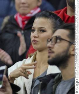 Fußball, Champions League, Spielerfrauen auf der Tribüne, Bayern München - FC Arsenal Anna, Frau von Robert LEWANDOWSKI, 9 Portrait, Porträt , lacht, lächelt, lachend, smile, froh, happy , auf der Ehrentribuene, Ehrengaeste, Prominenz, Promi, VIP, FC BAYERN MUENCHEN - FC ARSENAL LONDON (5-1) GRUPPENPHASE RUECKSPIEL, Fussball UEFA Champions League, Muenchen, 04.11.2015 CL Saison 2015 2016, FCB, Muenchen