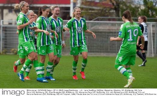 v.li.: Lena Goeßling (Gößling, Goessling, Gössling, VfL Wolfsburg, 28), Julia Simic (VfL Wolfsburg, 31), Elise Bussaglia (VfL Wolfsburg, 30), Alexandra Popp (VfL Wolfsburg, 11), Lara Dickenmann (VfL Wolfsburg, 21) und Ramona Bachmann (VfL Wolfsburg, 19) mit Torjubel, Jubel, Freude über das Tor zum 1:0 durch Alexandra Popp (VfL Wolfsburg, 11), Fussball, DFB-Pokal der Frauen, VfL Wolfsburg - SGS Essen, xobx