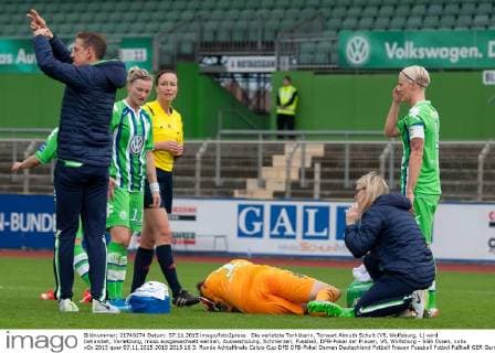 Die verletzte Torhüterin, Torwart Almuth Schult (VfL Wolfsburg, 1) wird behandelt, Verletzung, muss ausgewechselt werden, Auswechslung, Schmerzen, Fussball, DFB-Pokal der Frauen, VfL Wolfsburg - SGS Essen, xobx