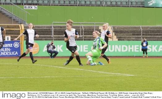 Fußball, DFB-Pokal Frauen VfL Wolfsburg - SGS Essen; Alexandra Popp (Alex Popp, Wolfsburg, 11) Torschützin zum 1:0 ,scores the goal, Tor, Torschuss, Abschluss, Torabschluss, Torerfolg, Aktion, action. . xtgx