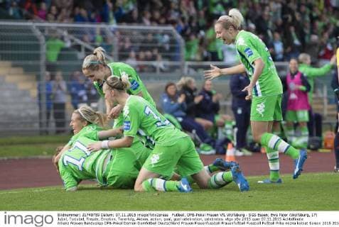 Fußball, DFB-Pokal Frauen VfL Wolfsburg - SGS Essen; Ewa Pajor (Wolfsburg, 17) Jubel, Torjubel, Freude, Emotion, Torerfolg, Aktion, action, goal, goal celebration, celebrates. xtgx
