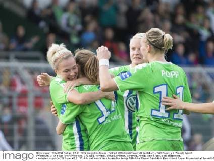 Fußball, DFB-Pokal Frauen VfL Wolfsburg - SGS Essen; v.l. Zsanett Jakabfi (Wolfsburg, 3) und Ewa Pajor (Wolfsburg, 17) Jubel, Torjubel, Freude, Emotion, Torerfolg, Aktion, action, goal, goal celebration, celebrates. xtgx
