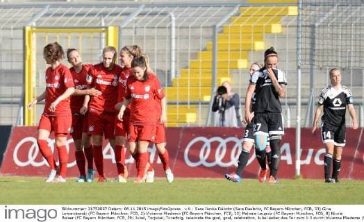 v.li.: Sara Ilonka Däbritz (Sara Daebritz, FC Bayern München, FCB, 33) Gina Lewandowski (FC Bayern München, FCB, 2) Vivianne Miedema (FC Bayern München, FCB, 10) Melanie Leupolz (FC Bayern München, FCB, 8) Nicole Rolser (FC Bayern München, FCB, 29) Jubel, Torjubel, Torerfolg, celebrate the goal, goal, celebration, Jubel ueber das Tor zum 1:0 durch Vivianne Miedema (FC Bayern München, FCB, 10), optimistisch, Action, Aktion, Marith Prießen (Marith Priessen, 1. FFC Frankfurt, 13) Peggy Kuznik (1. FFC Frankfurt, 27) Jackie Groenen (1. FFC Frankfurt, 14) enttäuscht schauend, Enttäuschung, Frustration, disappointed, pessimistisch , Fussball, DFB-Pokal der Frauen, Achtelfinale, FC Bayern München - 1. FFC Frankfurt, xslx