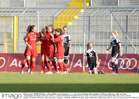 v.li.: Sara Ilonka Däbritz (Sara Daebritz, FC Bayern München, FCB, 33) Gina Lewandowski (FC Bayern München, FCB, 2) Vivianne Miedema (FC Bayern München, FCB, 10) Melanie Leupolz (FC Bayern München, FCB, 8) Nicole Rolser (FC Bayern München, FCB, 29) Jubel, Torjubel, Torerfolg, celebrate the goal, goal, celebration, Jubel ueber das Tor zum 1:0 durch Vivianne Miedema (FC Bayern München, FCB, 10), optimistisch, Action, Aktion, Peggy Kuznik (1. FFC Frankfurt, 27) Jackie Groenen (1. FFC Frankfurt, 14) Marith Prießen (Marith Priessen, 1. FFC Frankfurt, 13) enttäuscht schauend, Enttäuschung, Frustration, disappointed, pessimistisch , Fussball, DFB-Pokal der Frauen, Achtelfinale, FC Bayern München - 1. FFC Frankfurt, xslx