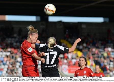 v.li.: Caroline Abbe (FC Bayern München, FCB, 5) Mandy Islacker (1. FFC Frankfurt, 17) im Kopfballduell, Zweikampf, Duell, duel, tackle, Dynamik, Action, Aktion, Fussball, DFB-Pokal der Frauen, Achtelfinale, FC Bayern München - 1. FFC Frankfurt, xslx
