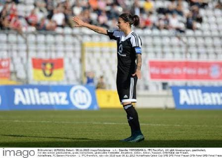 v.li.: Dzenifer MAROZSAN (1. FFC Frankfurt, 10) gibt Anweisungen, gestikuliert, mit den Armen gestikulieren, gives instructions, gesticulate Freisteller, Einzelbild, Aktion, Action, Fussball, DFB-Pokal der Frauen, Achtelfinale, FC Bayern München - 1. FFC Frankfurt, xslx