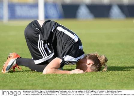 v.li.: Simone Laudehr (1. FFC Frankfurt, 11) drückt ihr Gesicht in den Rasen, enttäuscht schauend, Enttäuschung, Frustration, disappointed, pessimistisch, Freisteller, Einzelbild, Aktion, Action , Fussball, DFB-Pokal der Frauen, Achtelfinale, FC Bayern München - 1. FFC Frankfurt, xslx
