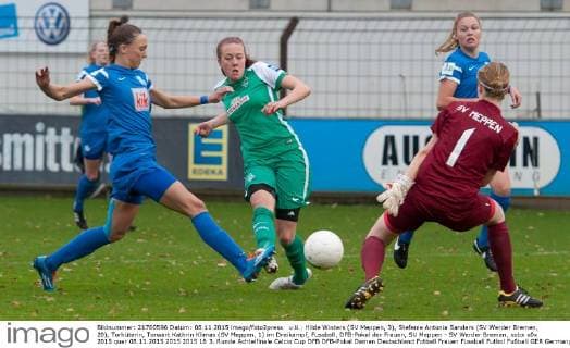 v.li.: Hilde Winters (SV Meppen, 3), Stefanie Antonia Sanders (SV Werder Bremen, 20), Torhüterin, Torwart Kathrin Klimas (SV Meppen, 1) im Dreikampf, Fussball, DFB-Pokal der Frauen, SV Meppen - SV Werder Bremen, xobx