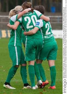 v.li.: Pia-Sophie Wolter (SV Werder Bremen, 10), Stefanie Antonia Sanders (SV Werder Bremen, 20) und Maren Wallenhorst (SV Werder Bremen, 25) mit Torjubel, Jubel, Freude über das Tor zum 0:1 durch Stefanie Antonia Sanders (SV Werder Bremen, 20), Fussball, DFB-Pokal der Frauen, SV Meppen - SV Werder Bremen, xobx