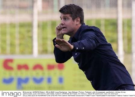 Jens Scheuer (Trainer, Freiburg), gibt Anweisungen, gestikuliert, mit den Armen gestikulieren, gives instructions, gesticulate, Fussball, DFB-Pokal der Frauen, SC Freiburg - Bayer 04 Leverkusen, xozx