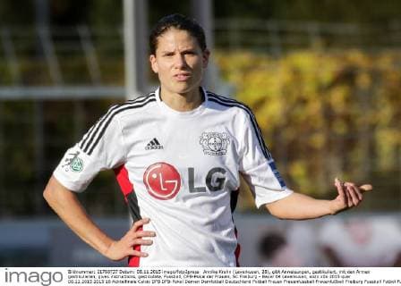 Annike Krahn (Leverkusen, 28), gibt Anweisungen, gestikuliert, mit den Armen gestikulieren, gives instructions, gesticulate, Fussball, DFB-Pokal der Frauen, SC Freiburg - Bayer 04 Leverkusen, xozx