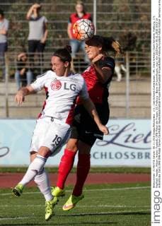 v.li.: Lisa Schwab (Leverkusen, 19), Clara Schöne (Clara Schoene, Freiburg, 27), Kopfball, header, Aktion, Action, Fussball, DFB-Pokal der Frauen, SC Freiburg - Bayer 04 Leverkusen, xozx