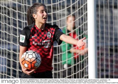 Hasret Kayikci (Freiburg, 11) beschwert sich, gibt Anweisungen, gestikuliert, mit den Armen gestikulieren, gives instructions, gesticulate, Fussball, DFB-Pokal der Frauen, SC Freiburg - Bayer 04 Leverkusen, xozx