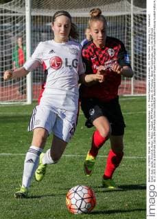 v.li.: Frauke Roenneke (Leverkusen, 25), Giulia Gwinn (Freiburg, 21), Zweikampf, Duell, duel, tackle, Dynamik, Action, Aktion, Fussball, DFB-Pokal der Frauen, SC Freiburg - Bayer 04 Leverkusen, xozx