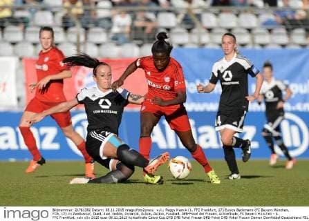 v.li.: Peggy Kuznik (1. FFC Frankfurt, 27) Eunice Beckmann (FC Bayern München, FCB, 17) im Zweikampf, Duell, duel, tackle, Dynamik, Action, Aktion, Fussball, DFB-Pokal der Frauen, Achtelfinale, FC Bayern München - 1. FFC Frankfurt, xslx