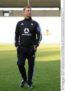 v.li.: Trainer Colin Bell (1. FFC Frankfurt) enttäuscht schauend, Enttäuschung, Frustration, disappointed, pessimistisch Freisteller, Einzelbild, Aktion, Action, Fussball, DFB-Pokal der Frauen, Achtelfinale, FC Bayern München - 1. FFC Frankfurt, xslx