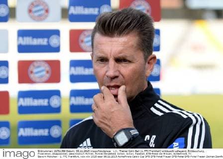 v.li.: Trainer Colin Bell (1. FFC Frankfurt) enttäuscht schauend, Enttäuschung, Frustration, disappointed, pessimistisch Porträt, Portrait Einzelbild, Aktion, Action, Fussball, DFB-Pokal der Frauen, Achtelfinale, FC Bayern München - 1. FFC Frankfurt, xslx