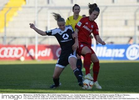 v.li.: Jackie Groenen (1. FFC Frankfurt, 14) Melanie Leupolz (FC Bayern München, FCB, 8) im Zweikampf, Duell, duel, tackle, Dynamik, Action, Aktion, Fussball, DFB-Pokal der Frauen, Achtelfinale, FC Bayern München - 1. FFC Frankfurt, xslx