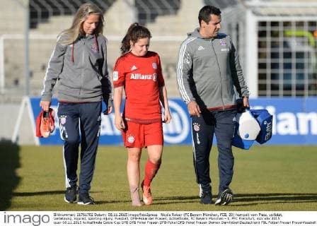 Nicole Rolser (FC Bayern München, FCB, 29) humpelt vom Platz, verletzt, Verletzung, injured, sporting injury, Fussball, DFB-Pokal der Frauen, Achtelfinale, FC Bayern München - 1. FFC Frankfurt, xslx