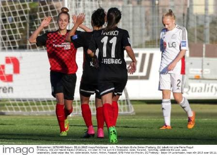 v.li.: Torschützin Giulia Gwinn (Freiburg, 21) jubelt mit Lina Maria Magull (Freiburg, 16) und Hasret Kayikci (Freiburg, 11) über ihr Tor zum 4:0 Endstand, Jubel, Torjubel, Torerfolg, celebrate the goal, goal, celebration, Jubel ueber das Tor, optimistisch, Action, Aktion, Fussball, DFB-Pokal der Frauen, SC Freiburg - Bayer 04 Leverkusen, xozx